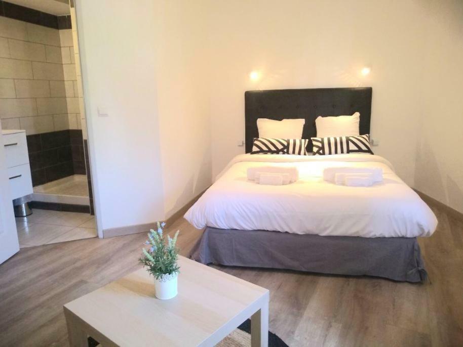Hotel Renaissance Martigues Bagian luar foto