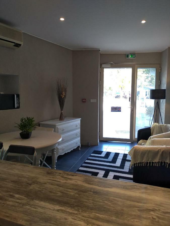 Hotel Renaissance Martigues Bagian luar foto